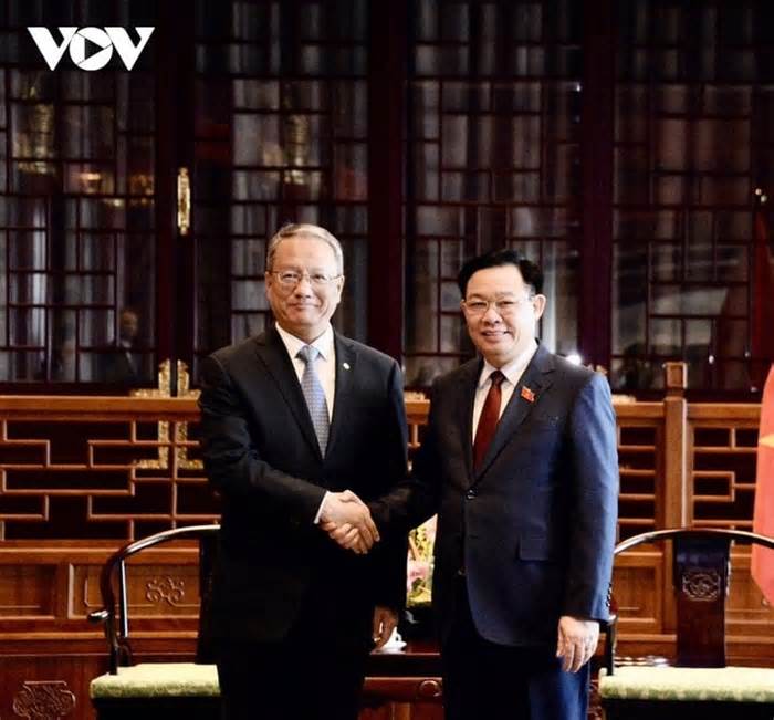 Chủ tịch Quốc hội Vương Đình Huệ tiếp lãnh đạo các Tập đoàn lớn của Trung Quốc