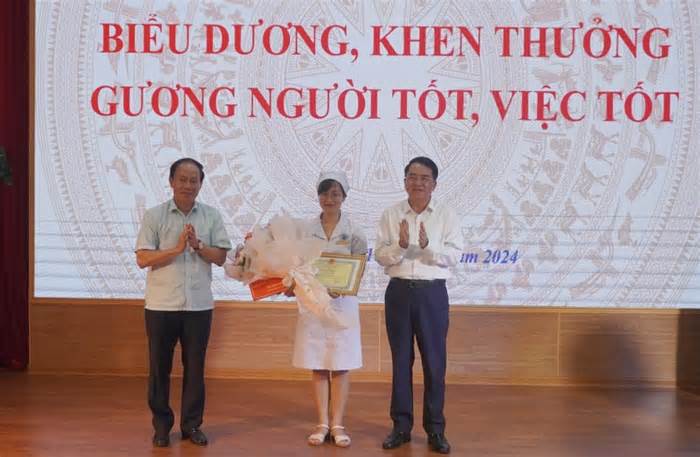 Khen thưởng điều dưỡng cứu sống bé sơ sinh ngừng thở