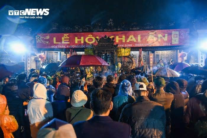 Dầm mưa xuyên đêm chờ phát ấn đền Trần Nam Định