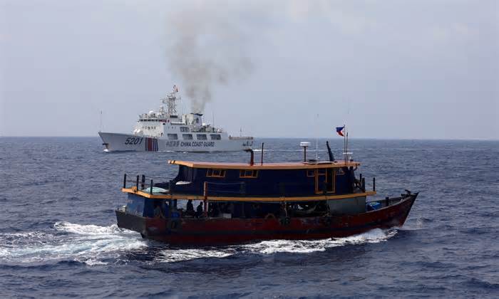 Trung Quốc đưa tàu tuần tra, máy bay xuống Biển Đông