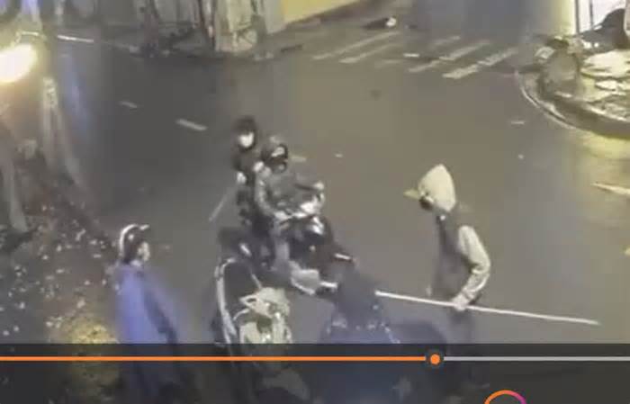 Xác minh nhóm thanh thiếu niên chặn đầu, cướp tài sản người đi đường ở Hà Nội