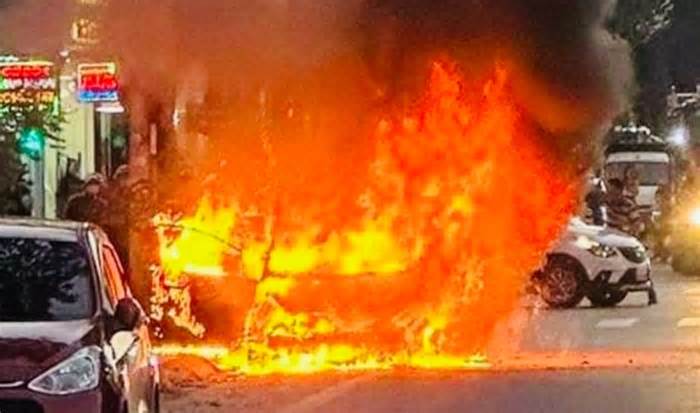 Xe ôtô bất ngờ bốc cháy khi đang lưu thông ở TP Đồng Hới