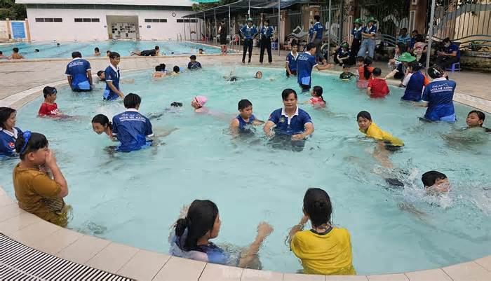 Thanh niên tình nguyện dạy bơi miễn phí cho trẻ em vùng biên