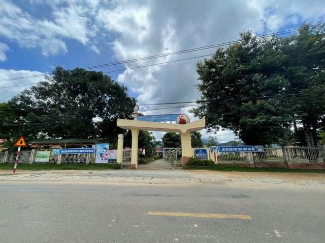 Nhà trường hoàn trả tiền thu chi sai phạm cho giáo viên ở Kon Tum