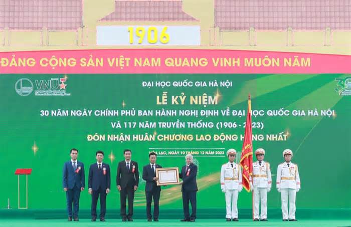 Đại học Quốc gia Hà Nội nhận Huân chương Lao động hạng Nhất