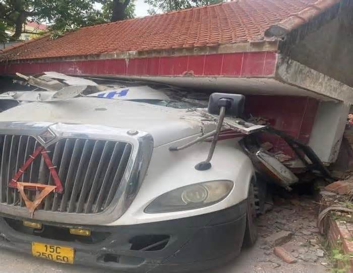 Bắc Giang: Va chạm trụ cổng, tài xế xe container tử vong trong cabin