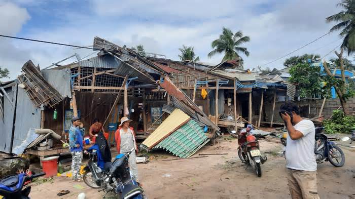 Mưa dông làm sập, tốc mái hàng trăm căn nhà ở An Giang