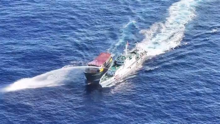 Philippines cáo buộc hải cảnh Trung Quốc đâm hư hại tàu