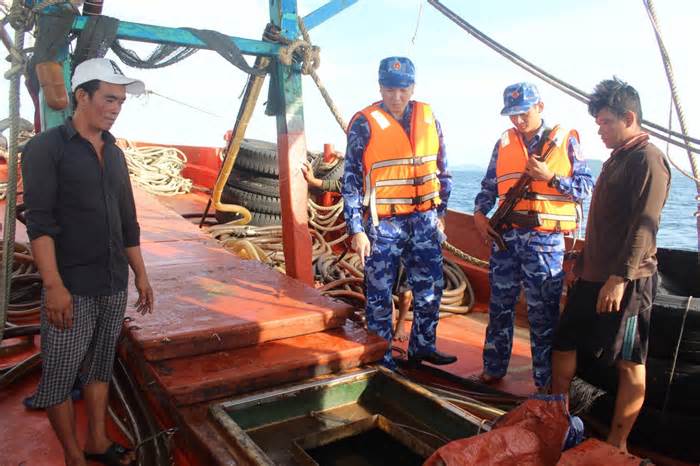 Bắt giữ tàu chở 50.000 lít dầu DO không hóa đơn ở vùng biển Tây Nam