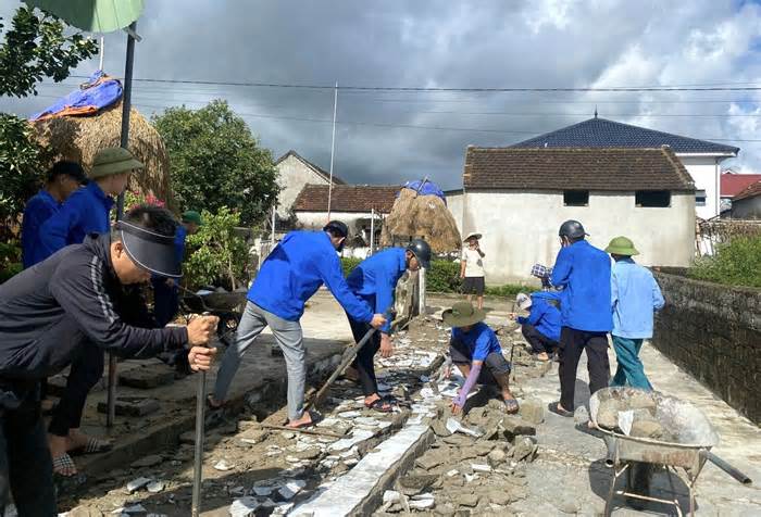 Đoàn viên thanh niên giúp người dân khắc phục hậu quả sau lốc xoáy