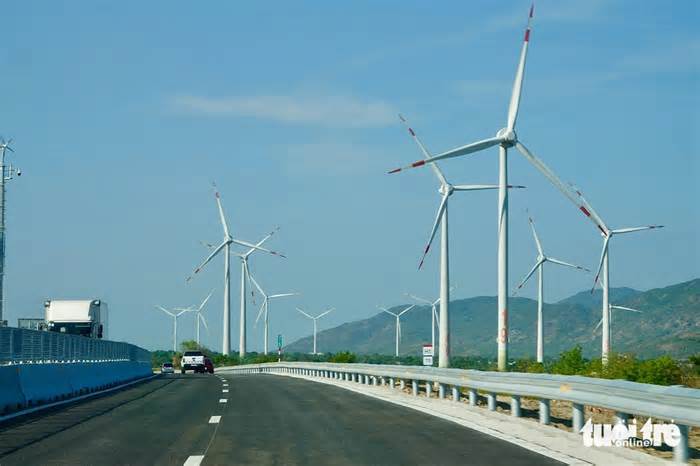 Ngắm cao tốc Cam Lâm - Vĩnh Hảo uốn lượn qua cánh đồng điện gió
