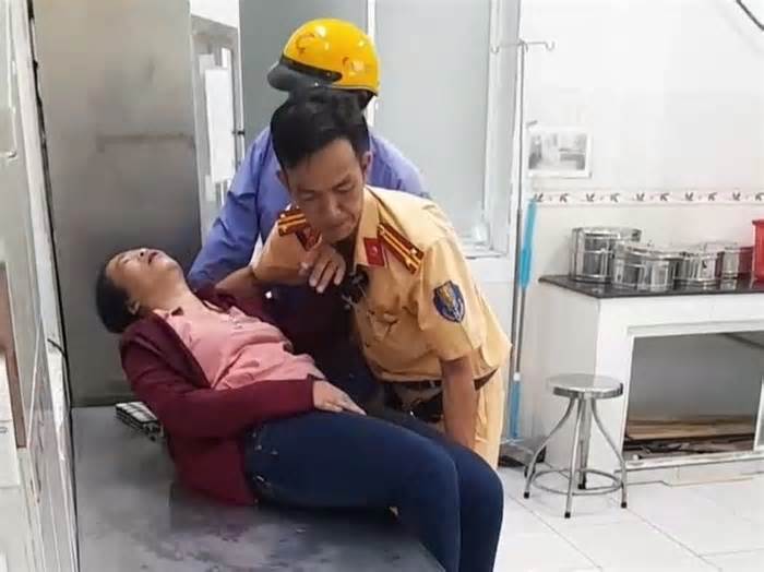 Cảnh sát giao thông Bạc Liêu kịp thời đưa người phụ nữ bị tai biến đi cấp cứu