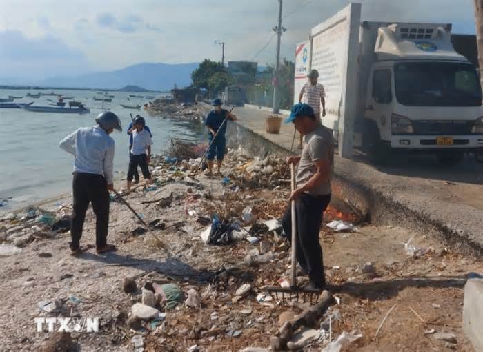 Ninh Thuận: Xử lý ô nhiễm rác thải Đầm Nại sau phản ánh của TTXVN