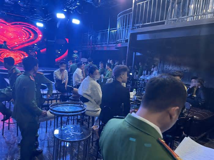 Cảnh sát tập kích quán bar vừa khai trương ở Hà Nội