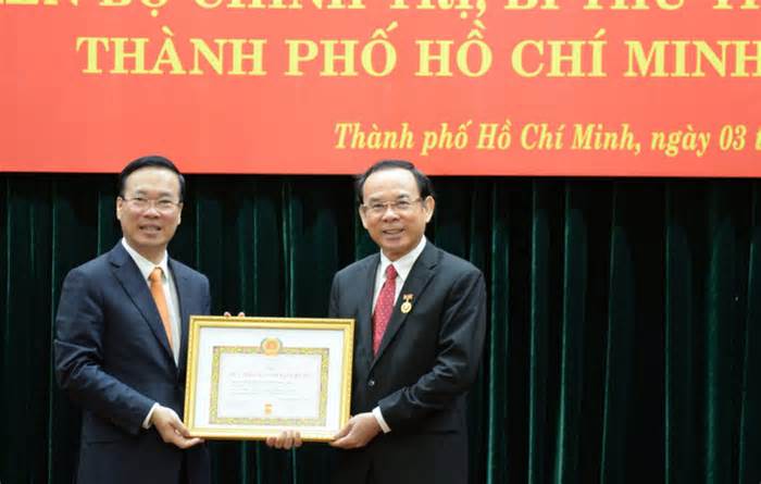 Chủ tịch nước trao huy hiệu 45 tuổi Đảng cho Bí thư Thành ủy Nguyễn Văn Nên