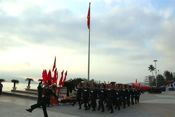 Hơn 700 người tham gia Lễ Thượng cờ chào mừng Nha Trang 100 năm