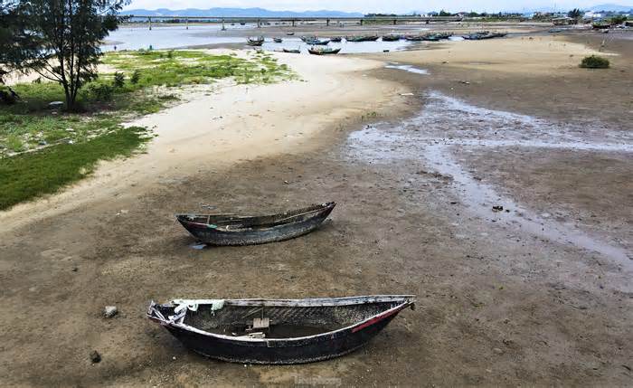 Xác tàu cá nằm la liệt dọc bãi neo đậu ở Hà Tĩnh