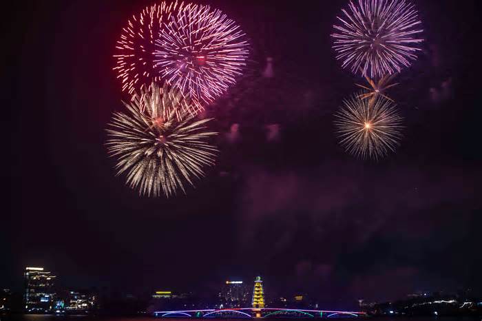 Pháo hoa rực sáng bầu trời Việt Trì trong dịp Giỗ Tổ Hùng Vương