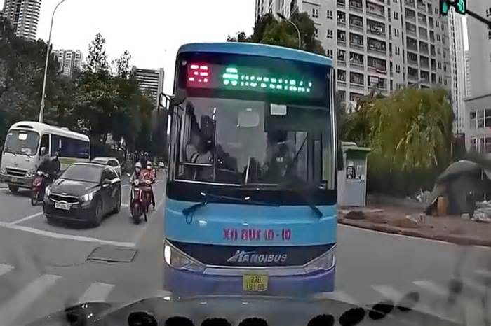 Phạt 5 triệu đồng tài xế xe buýt lấn làn, chặn đầu xe con ở Hà Nội
