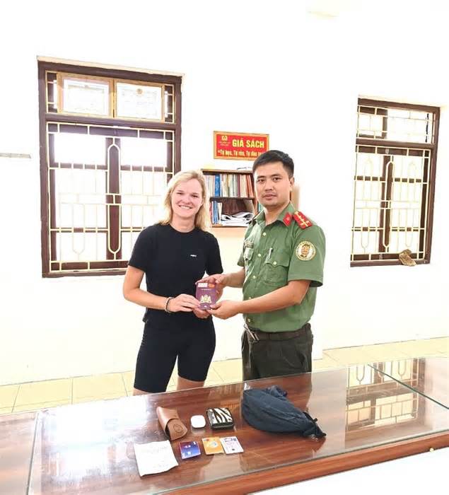 Du khách nước ngoài bị giật túi xách ở Ninh Bình được cấp lại hộ chiếu