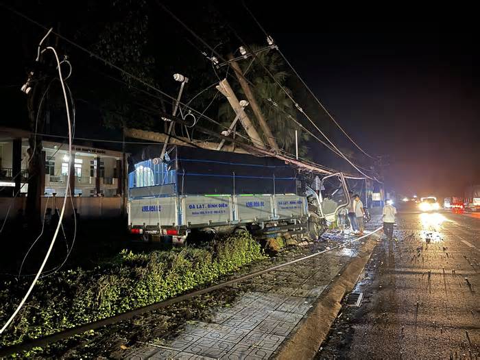 Xe tải tông gãy trụ điện trung thế, hàng nghìn hộ dân ở Đồng Nai mất điện