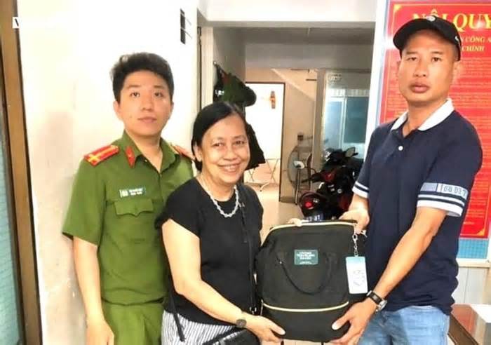 Công an Đà Nẵng giúp du khách nước ngoài và người dân tìm lại tài sản đánh rơi