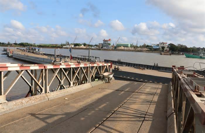 Nam Định: Tàu hàng va vào cầu phao, một người rơi xuống sông mất tích