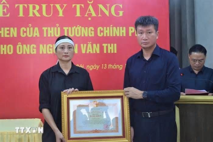 Truy tặng Bằng khen cho người hy sinh khi tham gia cứu nạn trong bão số 3