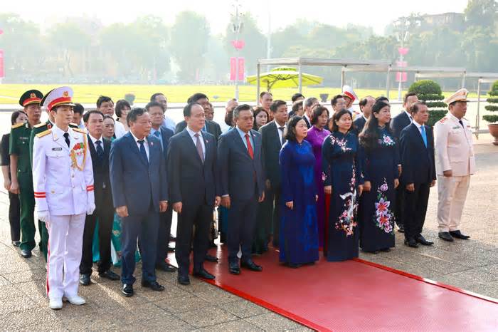 Đoàn đại biểu TP. Hà Nội viếng Chủ tịch Hồ Chí Minh, tưởng niệm các Anh hùng liệt sĩ