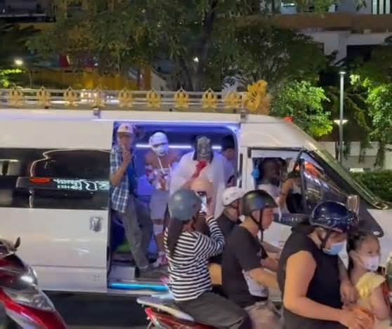 Phạt tiền 8 người trên xe tang diễu phố Nguyễn Huệ đêm Halloween