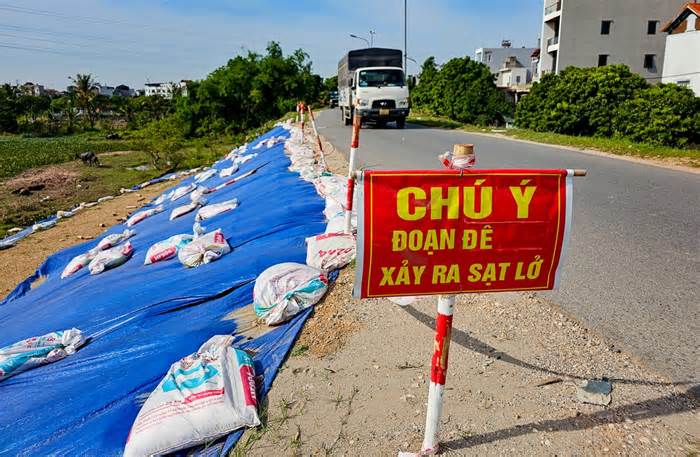 Hà Nội: Xuất hiện 3 điểm sụt lún đê Yên Nghĩa, quận Hà Đông dựng rào chắn đường