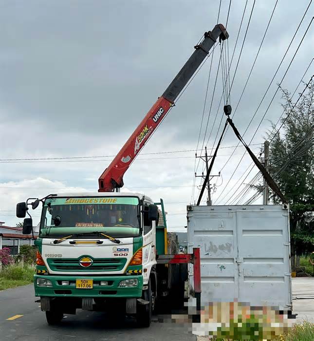 Điều khiển cần cẩu vướng vào dây điện, 2 người bị điện giật thương vong