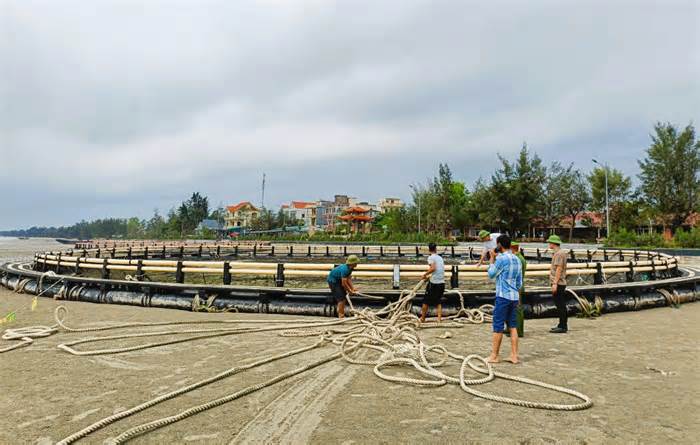 Lựa thủy triều để bàn giao lồng bè cho phía Trung Quốc bị bão Yagi đánh bay