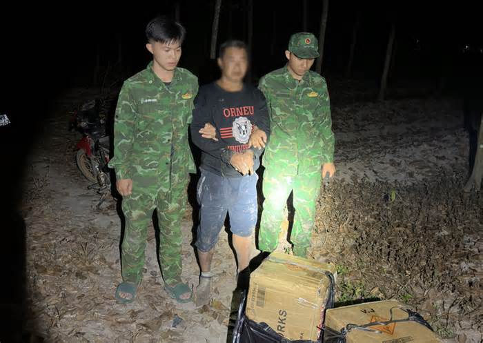 Phát hiện nhiều pháo hoa lậu giấu trong rẫy gần biên giới Campuchia