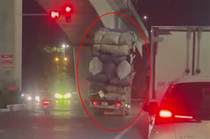 Xử phạt chủ xe tải chở hàng phế liệu cao ngất ngưởng, vượt đèn đỏ ở Hà Nội