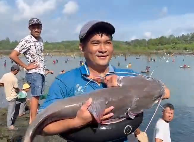 Đi săn lộc trời ở Thủy điện Trị An, người dân bắt được cá nặng hơn 10kg