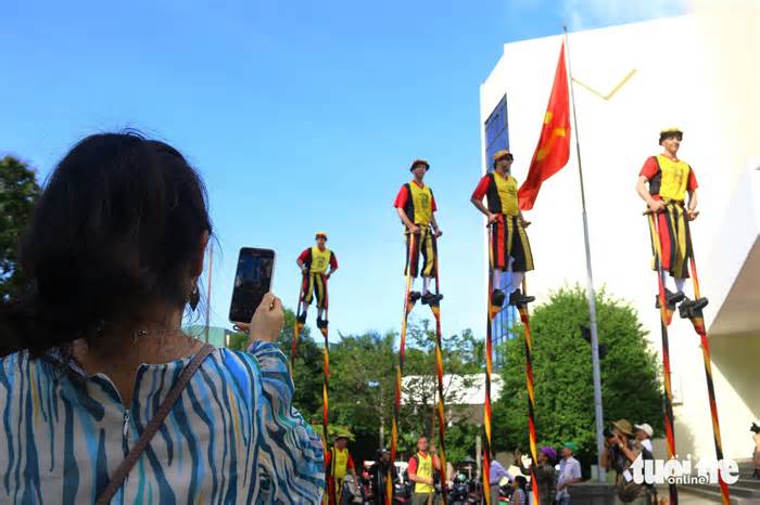 Nghệ sĩ cà kheo Bỉ 'giả đò' ngã khiến người Huế thót tim nhưng thích thú