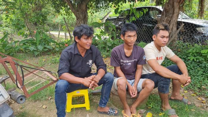 Ba con tin bị bắt trong vụ tấn công trụ sở UBND xã tại Đắk Lắk đã về nhà