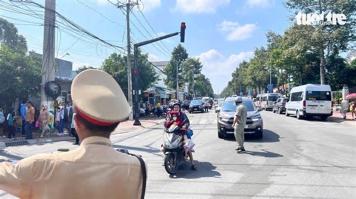 Bà Nguyễn Phương Hằng miễn phí vé vào Đại Nam, cảnh sát có mặt điều tiết giao thông