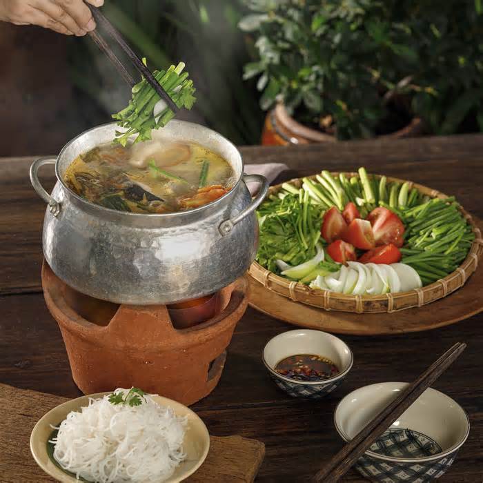 Dân mạng cãi nhau vì phở Khôi Hói, bún bò Huế 14B được Michelin chọn