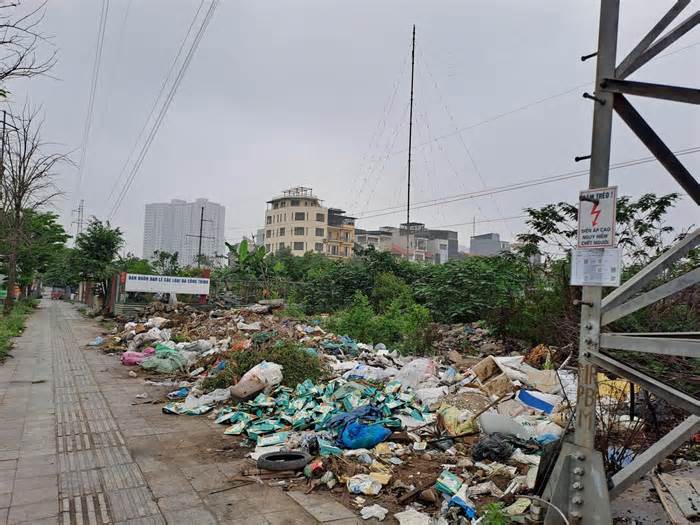 Hà Nội: Tái diễn nạn đổ trộm rác thải khu vực đại lộ Chu Văn An