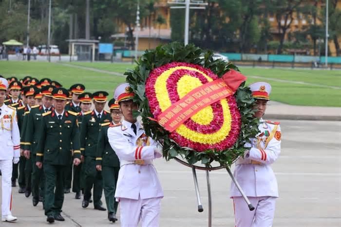 Tuổi trẻ Trung tâm Phát thanh - Truyền hình quân đội báo công dâng Bác