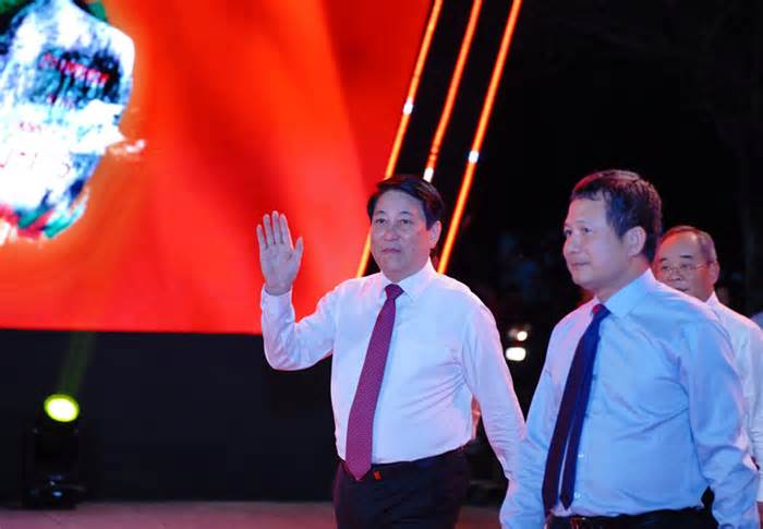 Chủ tịch nước Lương Cường dự chương trình nghệ thuật kỷ niệm 85 năm ngày Bác Hồ về nước lãnh đạo cách mạng