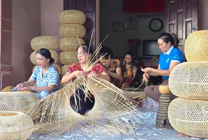 Lập tổ 'mây tre đan' để giữ nghề truyền thống, chị em kiếm thêm thu nhập nuôi gia đình