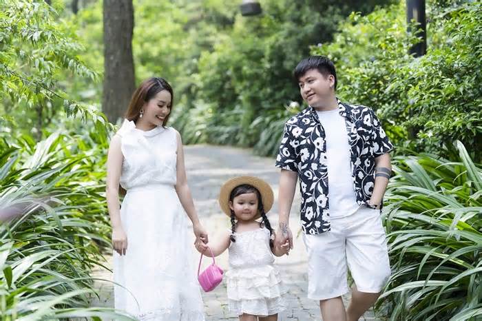 Vợ chồng Ngọc Anh - Tô Minh Đức đưa con gái đi nghỉ dưỡng