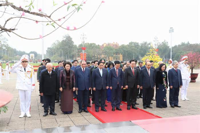 Lãnh đạo Đảng, Nhà nước vào Lăng viếng Bác Hồ nhân dịp Tết Nguyên đán