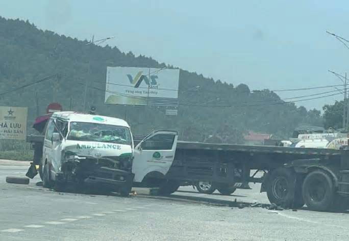 Xe cứu thương va xe đầu kéo ở Thanh Hóa, 3 người thương vong