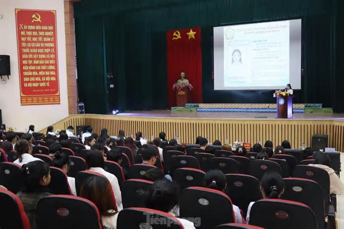 'Sinh viên 5 tốt' thăm, tặng quà cho bệnh nhi tại Sơn La