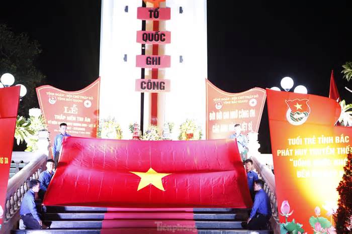 Tuổi trẻ Bắc Giang thắp nến tri ân anh hùng liệt sĩ