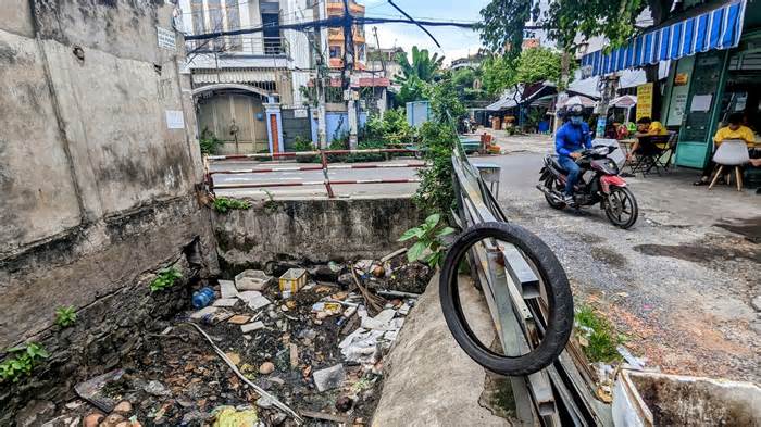 Kênh thoát nước sân bay Tân Sơn Nhất ngập ngụa rác, ảnh hưởng an toàn bay